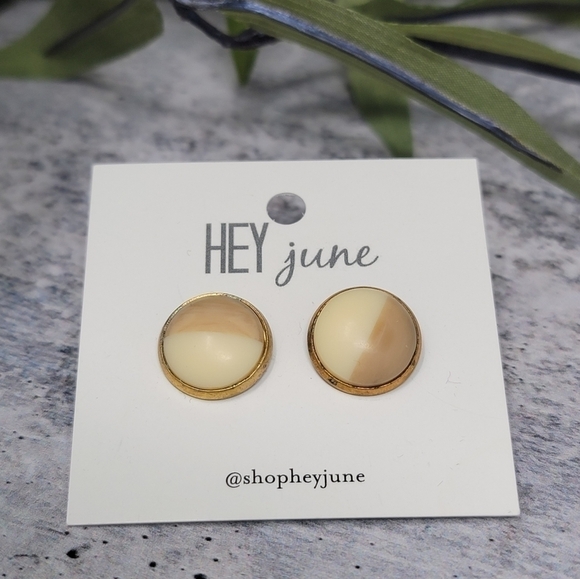 Hey June | Cream & Tan Colorblocked 1/2" Circle Stud Earrings - Picture 1 of 2